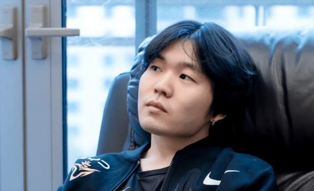 反败为胜引发热议!,Rookie在RNG比赛中出色发挥热度持续攀升 反败为胜引发热议!,Rookie在RNG比赛中出色发挥热度持续攀升