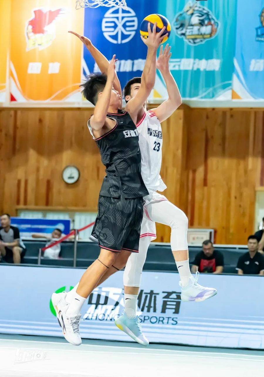 山东男篮训练开放日，清晨防线松动引欢呼，足总杯在即，更衣室氛围转暖的简单介绍