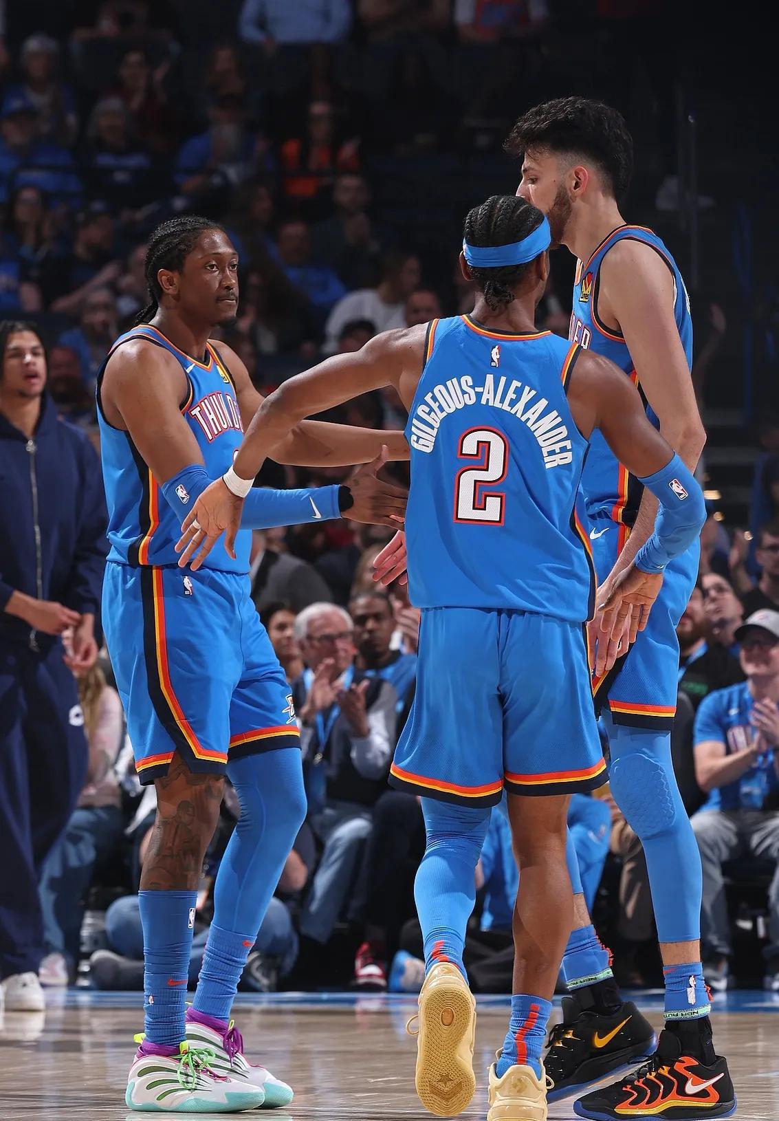 包含明尼苏达森林狼发布备战花絮，今夜内部沟通，CBA季后赛任务艰巨，资深球员宣示担当的词条